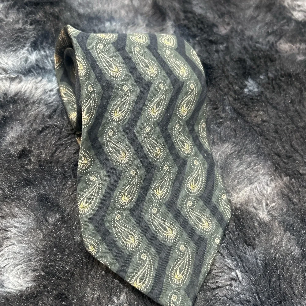 Giorgio Armani Gray and Gold Paisley Tie